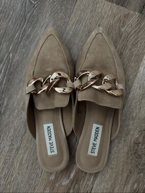 Steve Madden Taupe Suede Mule with Gold Chain Accent